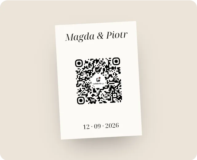 Kartka na stół z kodem QR, imionami pary i datą.