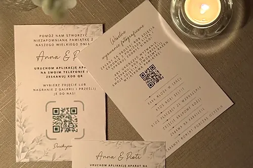Wydrukowane kartki z kodem QR i imionami pary Anna i Piotr.